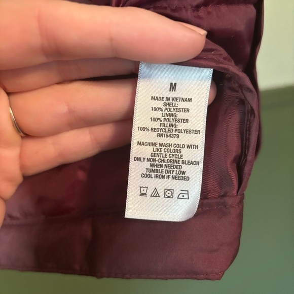 Aeropostale NWT Recycled Down Vest Burgundy Size Medium - Picture 4 of 7
